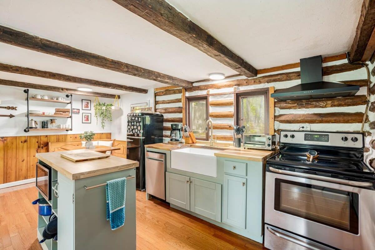 Modernized Log Cabin W Hot Tub Fire Pit & Views Berkeley Springs Eksteriør bilde